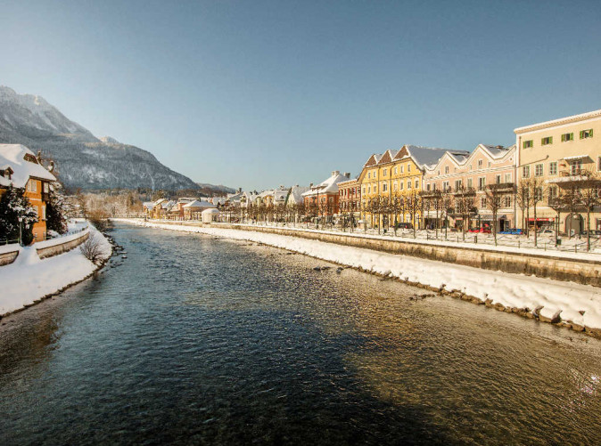 0023_Schoene Aussichten Touristik_00000034282_Winterzauber-Salzkammergut-Bad-Ischl-am-Ufer-der-Traun_Oesterreich-Werbung_Harald-Eisenberger